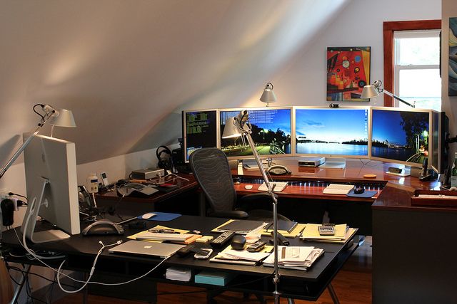 Lugar de trabajo con múltiples monitores